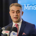 Komisja Europejska ustępuje, ale Polska nie. „Przedstawimy analizy dotyczące wprowadzenia podatku cyfrowego”.
