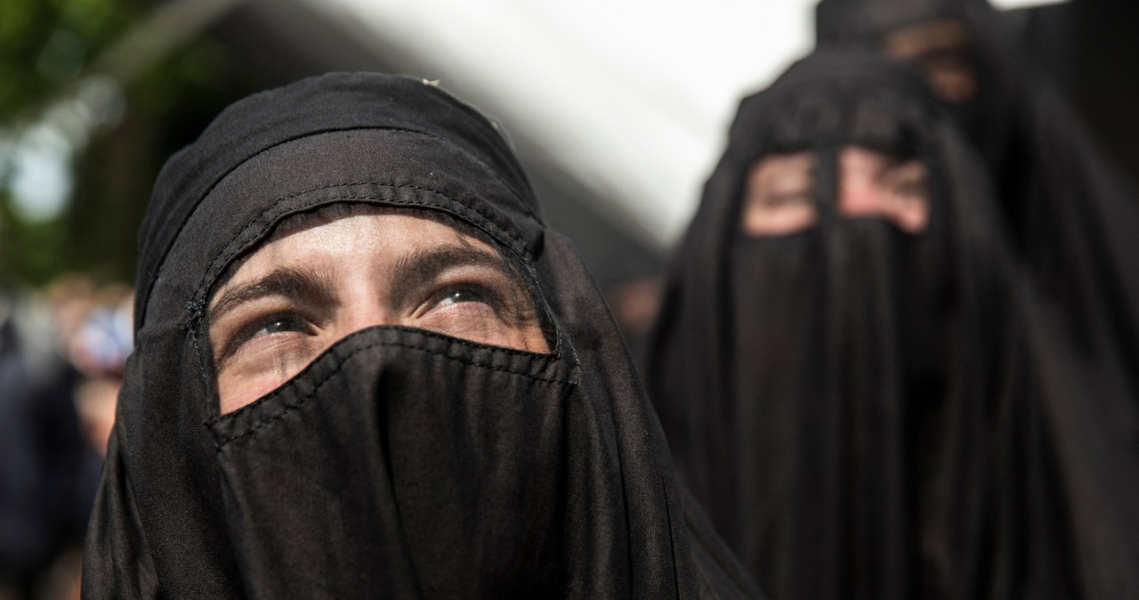 Kazachstan wprowadza zakaz zakrywania noszenia burek i nikabu /RITZAU SCANPIX /AFP
