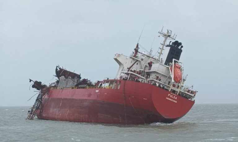 Nie zajechał daleko. Tankowiec został rozerwany na kawałki przez eksplozję krótko po wypłynięciu z indyjskiego portu Kandla. - INFBusiness