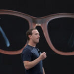 Okulary przeciwsłoneczne Ray-Ban Meta to nowy bestseller. Zuckerberg kupił udziały w gigantzie optycznym za 3 miliardy euro.