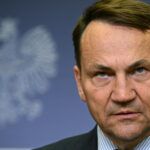 Sikorski ostro krytykuje wypowiedzi biskupów: Niech zdejmie suknię i dołączy do PiS-u
