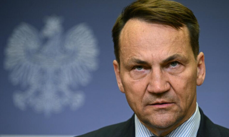 Sikorski ostro krytykuje wypowiedzi biskupów: Niech zdejmie suknię i dołączy do PiS-u - INFBusiness