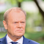 Sondaż: Polacy podzieleni w ocenie premiera. Ponad połowa jest przeciwna jego skuteczności.
