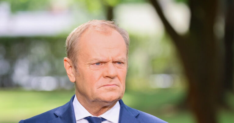 Sondaż: Polacy podzieleni w ocenie premiera. Ponad połowa jest przeciwna jego skuteczności. - INFBusiness