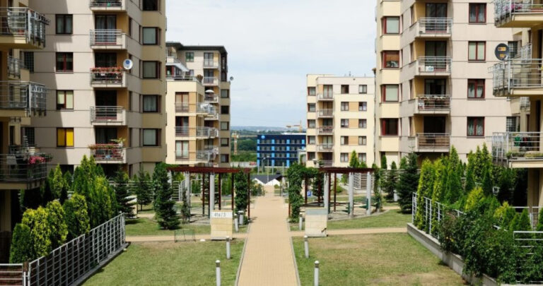 W tych dzielnicach ceny mieszkań spadają. To miasto wypada najlepiej - INFBusiness