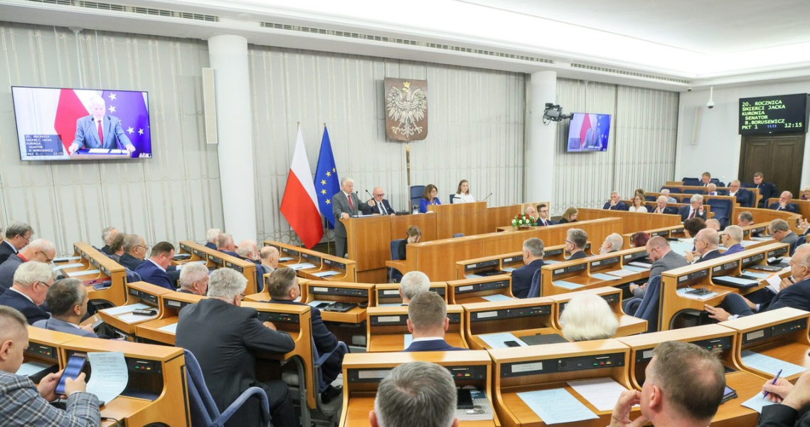 Ustawa mieszkaniowa na ostatniej prostej podzieliła koalicję. Teraz ustawą przegłosowaną z kontrowersyjnymi poprawkami zajmie się Senat. /Adam Burakowski /East News