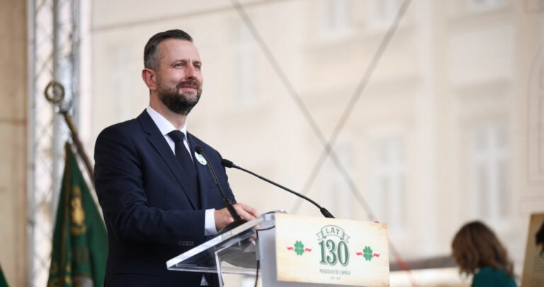 Wicepremier chce zmian w zasiłku 800+. „Tylko dla osób pracujących” - INFBusiness