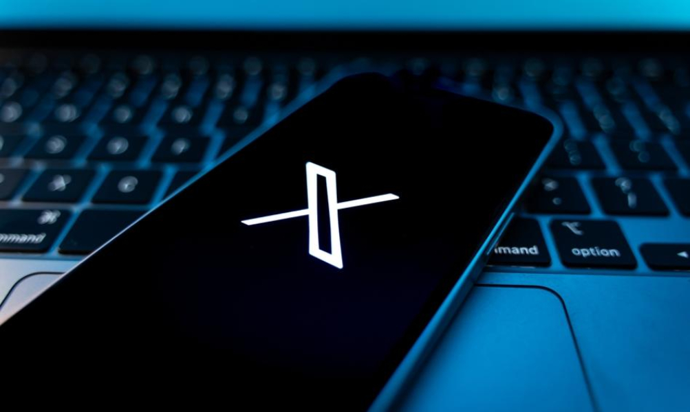 X umożliwia targetowanie reklam na podstawie danych wrażliwych. Fundacja Panoptykon bije na alarm