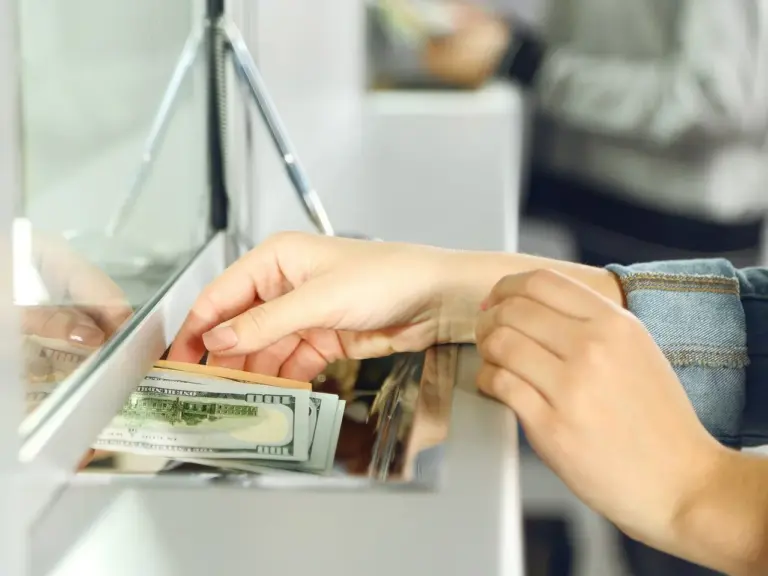 Kursy walut z 11 sierpnia 2025 r. Ile kosztują dolar, euro, funt i frank? - INFBusiness
