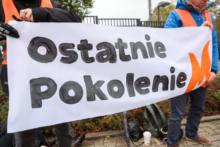 Ostatnie Pokolenie porównuje się do „Solidarności”. Zdewastowano bramę Stoczni Gdańskiej - INFBusiness