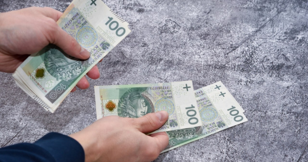 300 zł zasiłku niezależnie od zarobków. Ważnym terminem jest 31 sierpnia. - INFBusiness