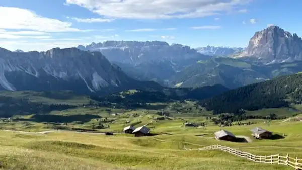 Włoscy rolnicy zainstalowali bramki obrotowe w Dolomitach w związku z rosnącą liczbą turystów - INFBusiness