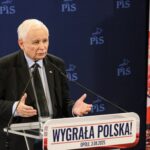 PiS odsłania strategię na jesień. Konwencja, aplikacja dla PiS-owców i atak na Sikorskiego