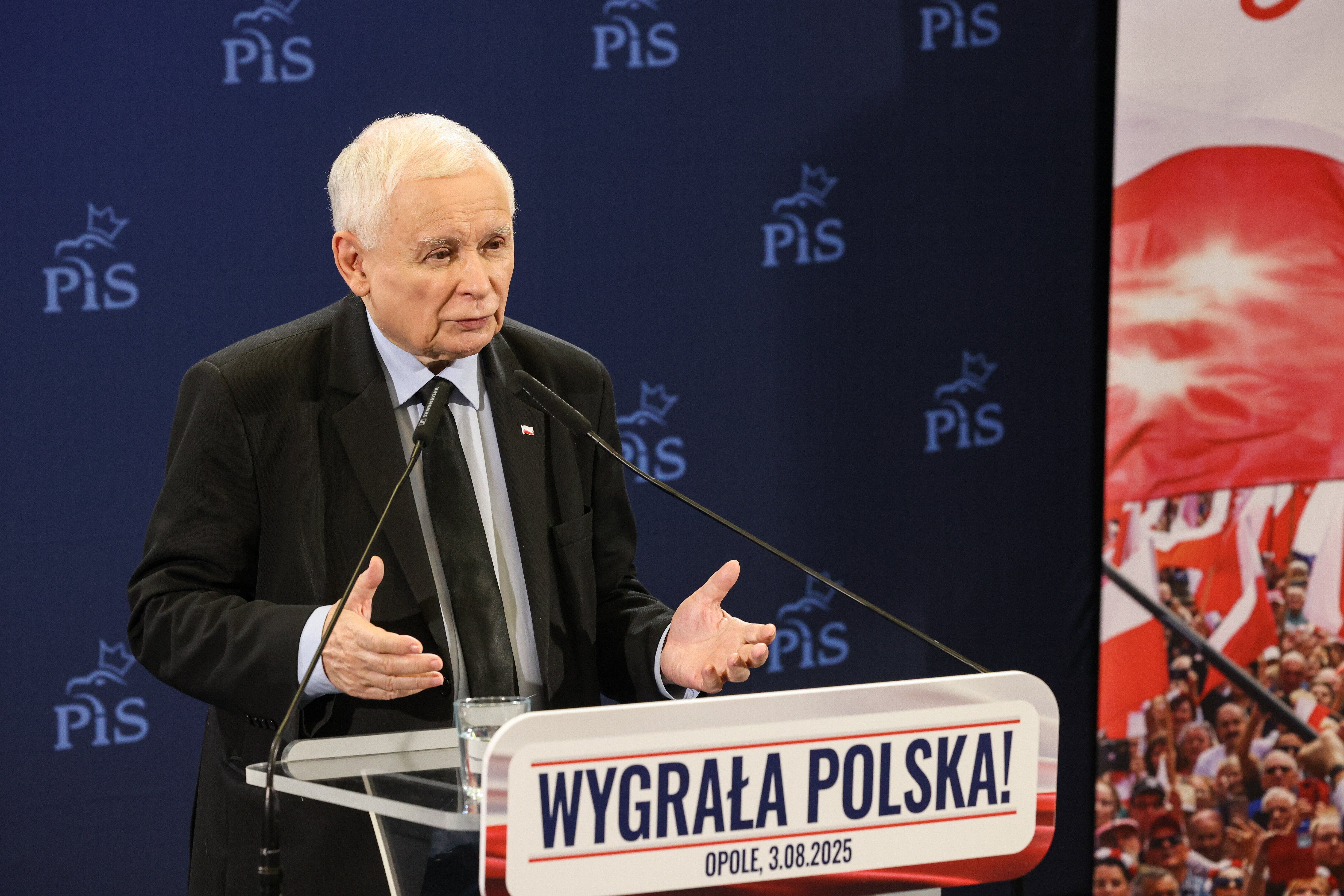 PiS odsłania strategię na jesień. Konwencja, aplikacja dla PiS-owców i atak na Sikorskiego - INFBusiness