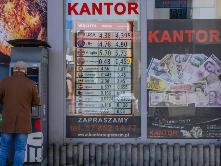 Kursy walut z 27 sierpnia 2025 r. Ile kosztują dolar, euro, funt i frank? - INFBusiness