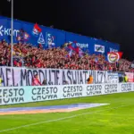 „Izrael morduje, a świat milczy”. Polscy kibice wydają jasny manifest – Konferencja Ligi Europy UEFA