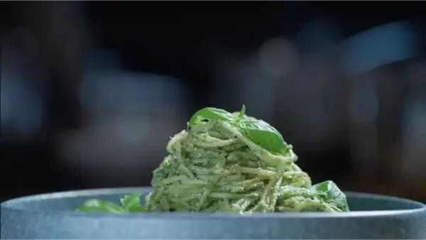 Znany szef kuchni Richard Blais gotuje owady w nowym serialu cyfrowym „Bug Bites” - INFBusiness
