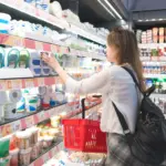 Jogurt owocowy bez sztucznych dodatków? Dietetyk radzi, co kupić.