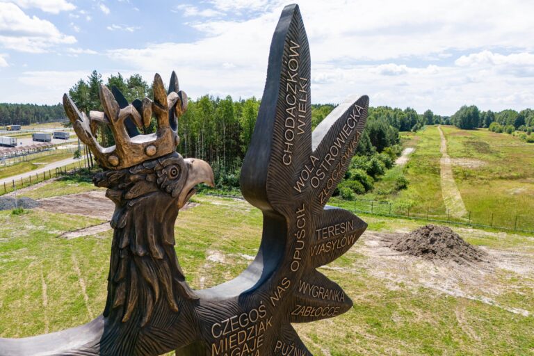 Zbezczeszczono pomnik ku czci ofiar Rzezi Wołyńskiej w Domostawie - INFBusiness