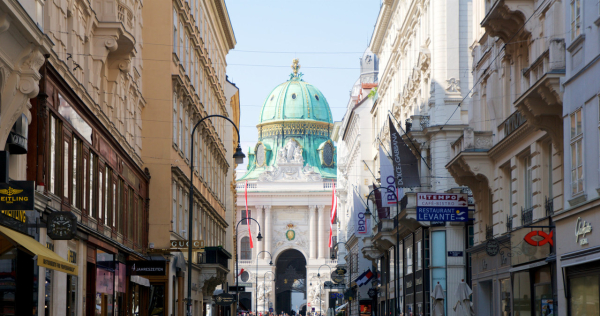 Wiedeń to jedno z miast Austrii, gdzie właściciele restauracji nałożyli gościom limity na czas przy stolikach /123RF/PICSEL