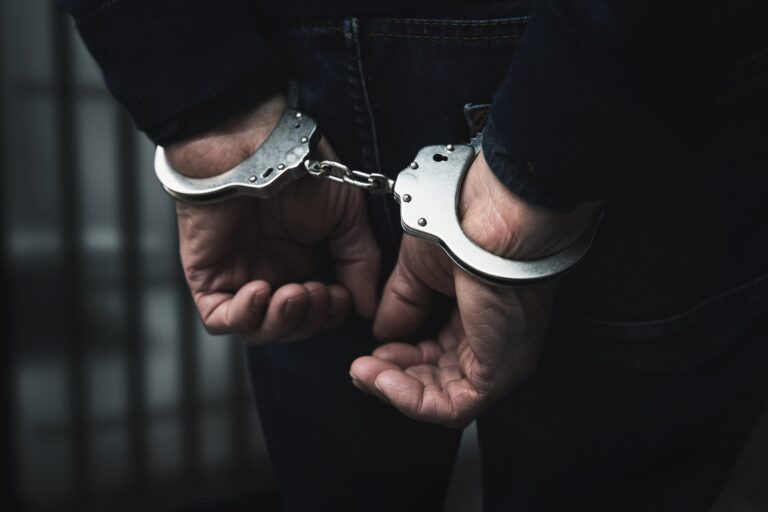 Policjanci zakuci w kajdanki i przewiezieni do prokuratury. Do sprawy odniósł się rzecznik ministra - INFBusiness