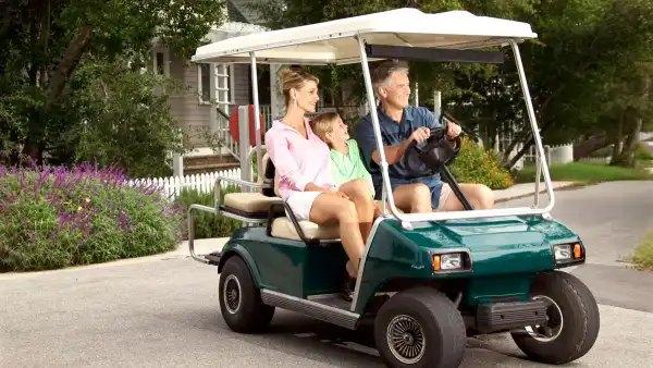 Wózki golfowe na drogach publicznych dzielą społeczności w małych miasteczkach w całym kraju - INFBusiness