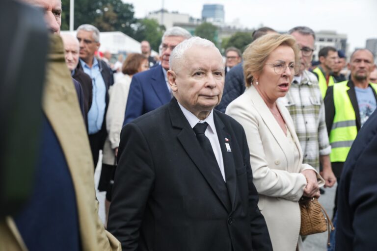 Nerwowo na miesięcznicy smoleńskiej. Jarosław Kaczyński mówi o „zbiorze śmieci po SB” - INFBusiness