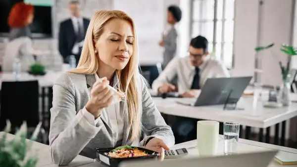Nawyk opowiadania o jedzeniu przez pracownika biurowego wywołuje wielki dramat związany z etykietą w miejscu pracy - INFBusiness