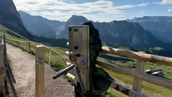 Włoscy rolnicy zainstalowali bramki obrotowe w Dolomitach w związku z rosnącą liczbą turystów - INFBusiness