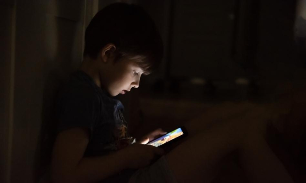 Dziecko z nosem w ekranie. Prawie 40 procent dzieci korzysta ze smartfona, tabletu lub komputera.