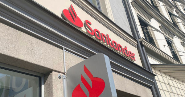 Erste przejmuje Santander Bank Polska. Transakcja ma zostać zrealizowana do końca roku /Frank Hoermannn / SVEN SIMON /AFP