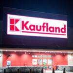 Kaufland przegrywa w sądzie z pracownikami. Kolejna sprawa kończy się porażką sieci.