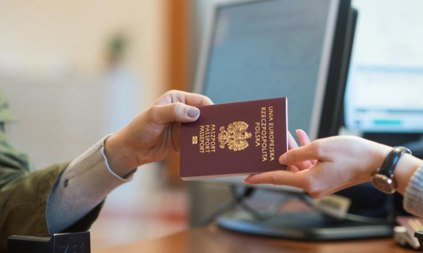 Kolejka po polskie obywatelstwo rośnie. Jak zostać Polakiem i ile to kosztuje? - INFBusiness