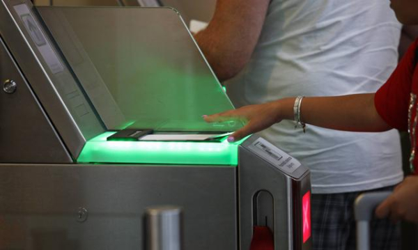 Nie będziesz musiał wyjmować elektroniki z bagażu. Lotnisko Chopina kupuje nowoczesne skanery.