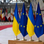 UE odpowiada na weto Nawrockiego: „Pomoc musi być udzielona Ukraińcom”