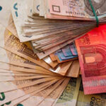Złoty słabnie. Dolar czeka na sygnał z Fed.