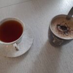 Dlaczego lepiej pić rano zieloną herbatę niż czarną? Opinia lekarzy