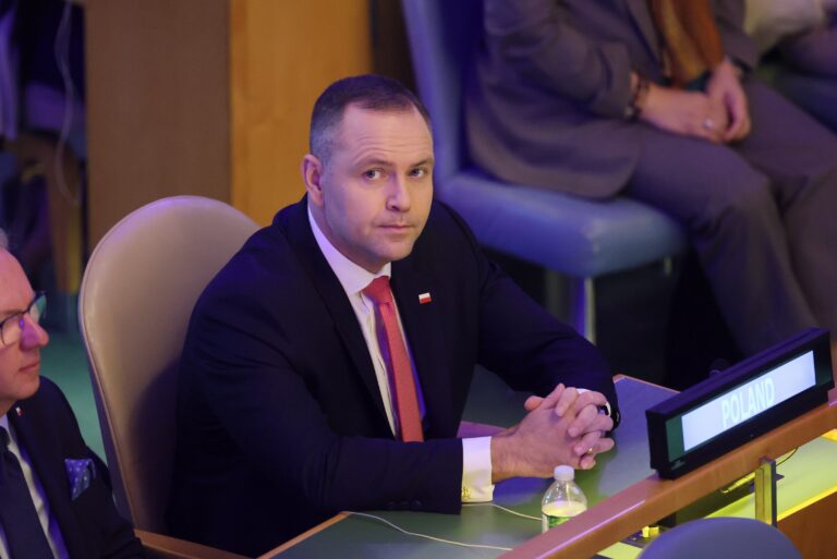 Czy Ministerstwo Spraw Zagranicznych było współautorem przemówienia Nawrockiego? Komentarz Sikorskiego - INFBusiness