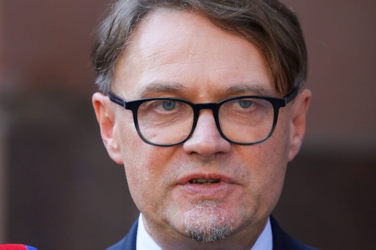 Jak informuje Press.pl, obecny rzecznik prasowy Ministerstwa Spraw Zagranicznych Paweł Wroński rezygnuje ze stanowiska. Czy sojusznik Radosława Sikorskiego straci swoją pozycję? Nieoficjalne informacje - INFBusiness