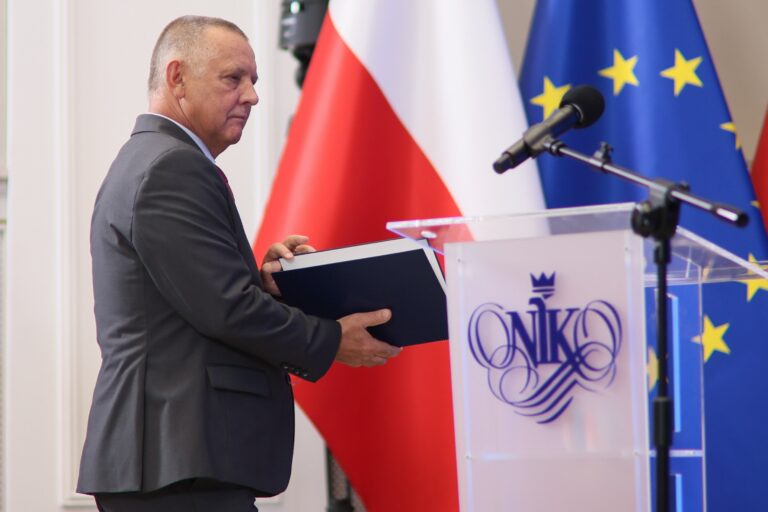 Wybór nowego prezesa Najwyższej Izby Kontroli podzielił koalicję rządową. Czy Marian Banasz na tym skorzysta? - INFBusiness