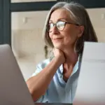 Emeryci coraz częściej pracują. ZUS opublikował dane.