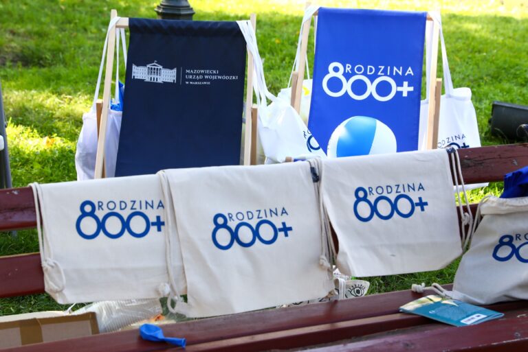 Sondaż: Większość Polaków popiera ograniczenie programu 800+. Co dziesiąty chce jego likwidacji. - INFBusiness
