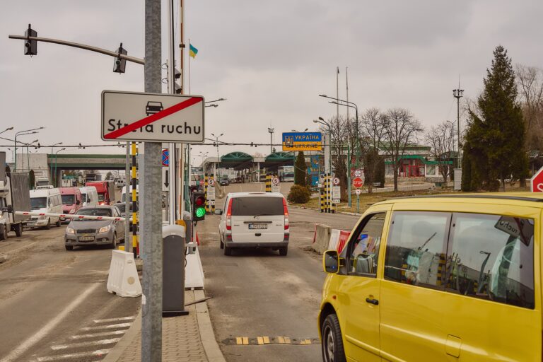 Zamiast iść na wojnę, tysiące młodych Ukraińców idą do Polski. To skutek nowego prawa. - INFBusiness