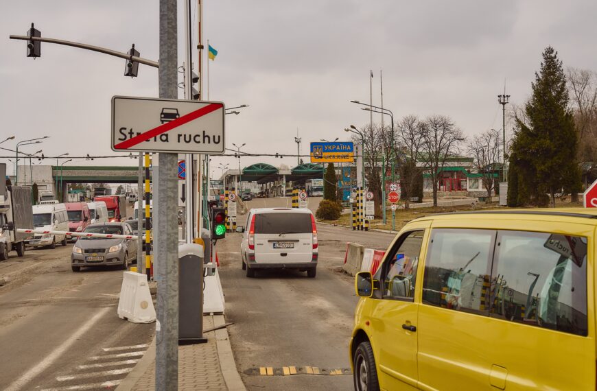 Zamiast iść na wojnę, tysiące młodych Ukraińców idą do Polski. To skutek nowego prawa.