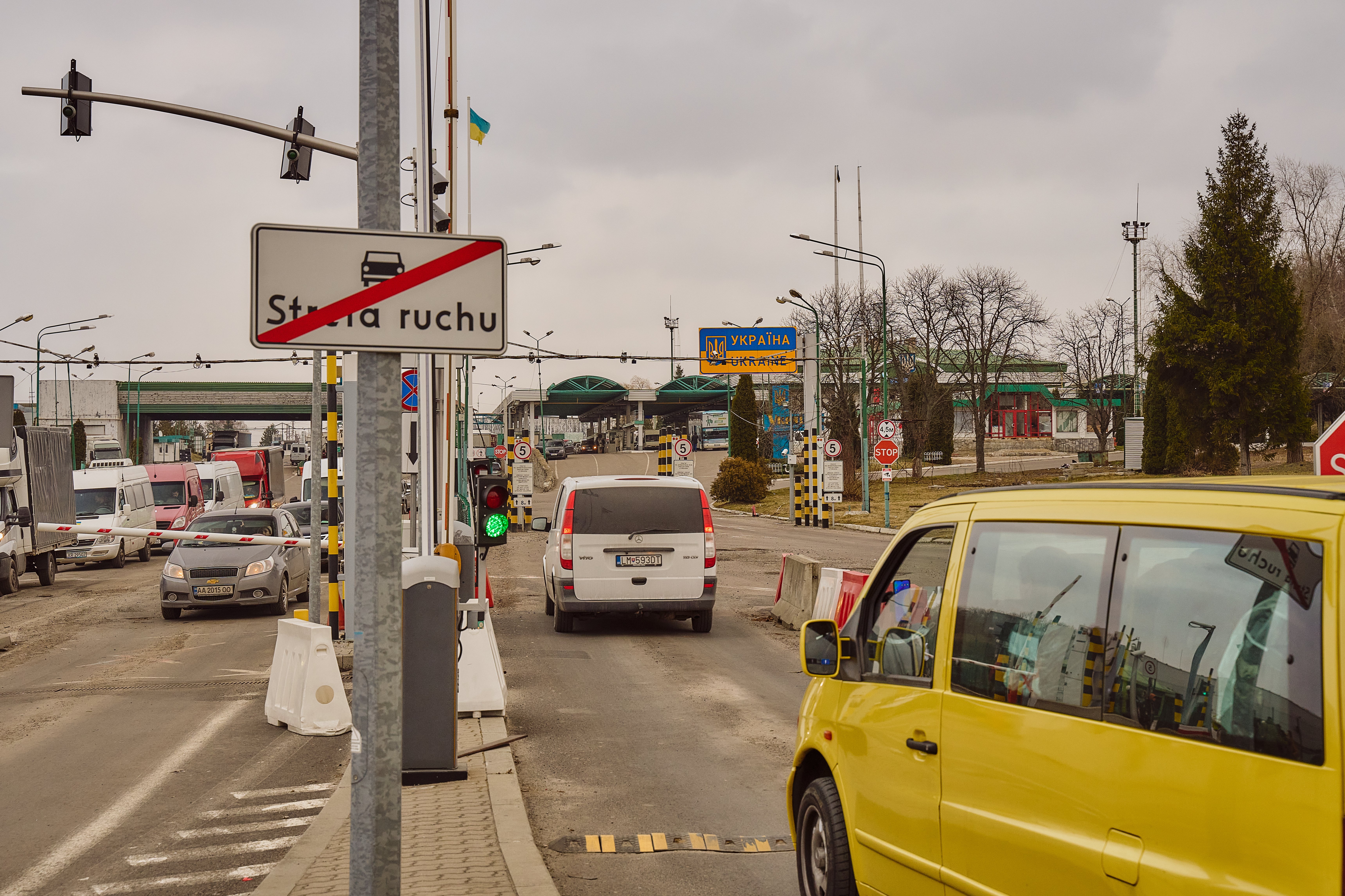 Zamiast iść na wojnę, tysiące młodych Ukraińców idą do Polski. To skutek nowego prawa. - INFBusiness