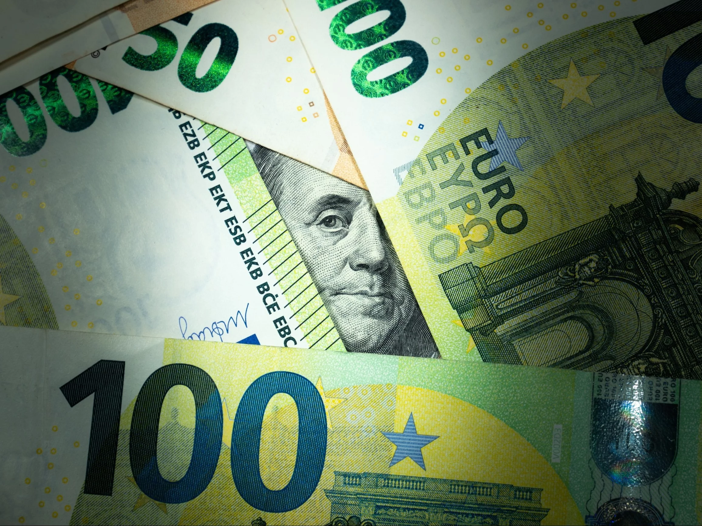 Ile są dziś warte dolar, euro, funt i frank?
