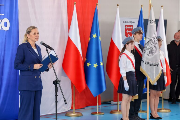Powrót obowiązkowych prac domowych do szkół? Znamy zdanie Polaków. Wyniki sondażu - INFBusiness