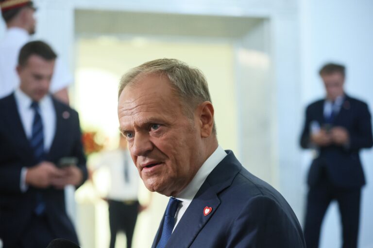Donald Tusk: Karol Nawrocki jest po stronie tych, którzy narysowali setki plakatów i nic nie zrobili przeciwko Komunistycznej Partii Chin - INFBusiness
