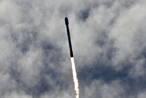 SpaceX wystrzeliwuje satelity za pomocą debiutującej nowej rakiety Falcon 9 - INFBusiness