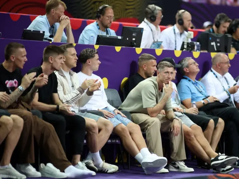 Polska kontra Francja. Lewandowski, Fornal i syn Nawrockiego na meczu koszykówki EuroBasket - INFBusiness